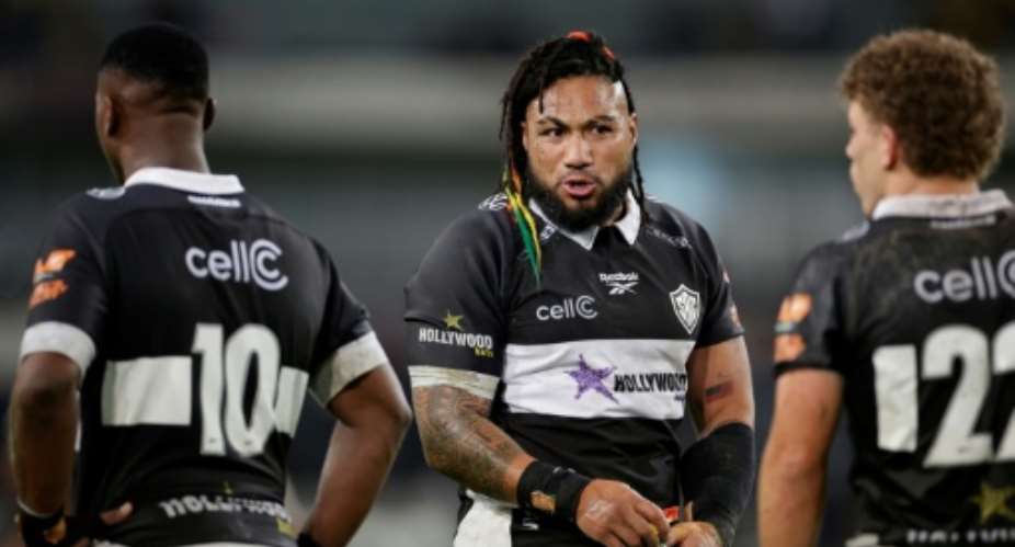 Sharks substitute Maa Nonu (C) speaks to teammates during a break in the match against New Zealand..  By PHILL MAGAKOE (AFP)