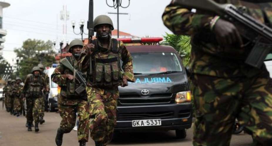 Military personel mobilise on September 21, 2013 outside an upmarket shopping mall in Nairobi.  By Tony Karumba (AFP)
