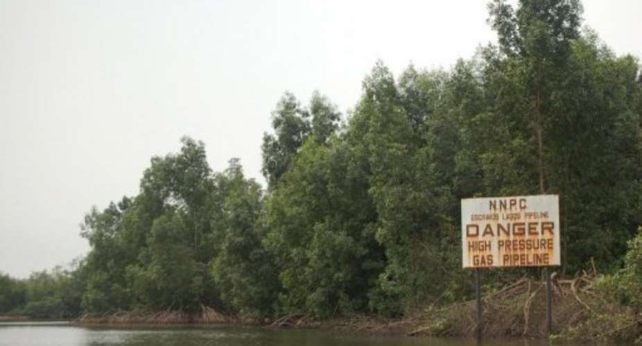 A sign warns boat captains of the danger posed by an oil pipeline.  By Dave Clark (AFP/File)