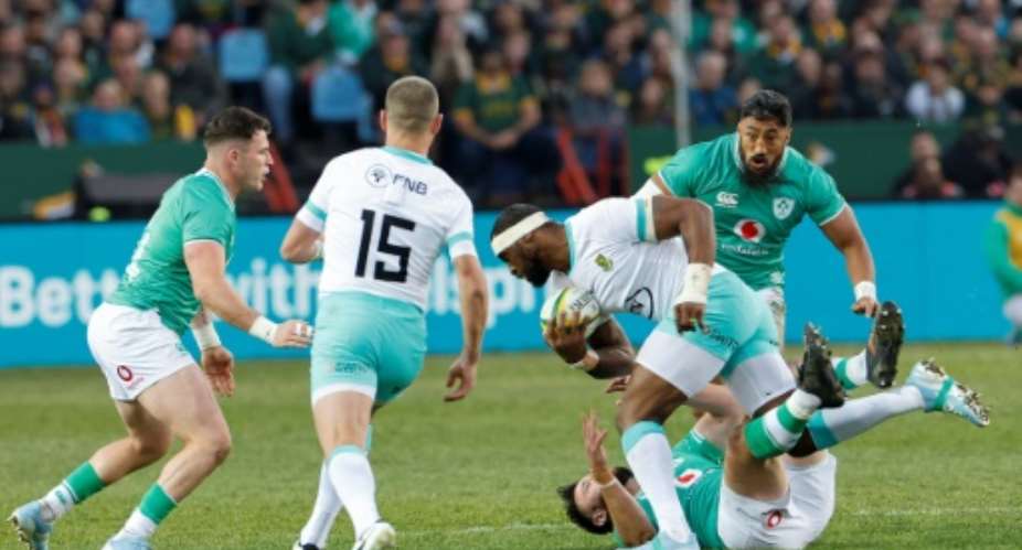 South Africa captain Siya Kolisi (C) runs with the ball during a victory over Ireland in Pretora on July 6..  By Marco Longari (AFP)