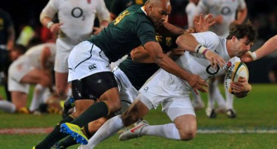 South Africas JP Pietersen (L) tries to tackle Englands Ben Foden.  By Alexander Joe (AFP/File)