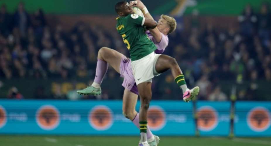 South Africa full-back Aphelele Fassi (L) and Scotland wing Kyle Steyn fight for a high ball..  By PHILL MAGAKOE (AFP)