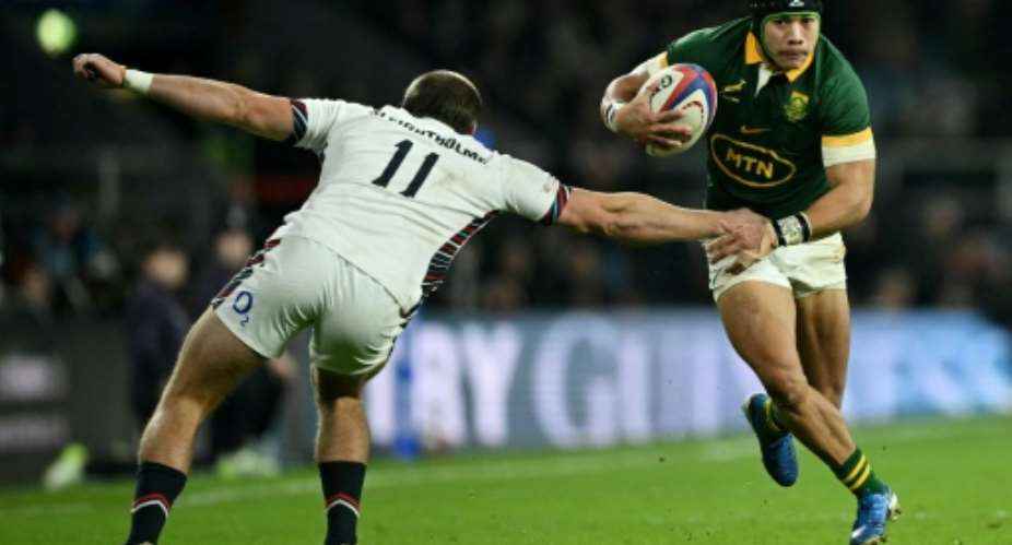 South Africa wing Cheslin Kolbe (R) set to score against England at Twickenham..  By JUSTIN TALLIS (AFP)