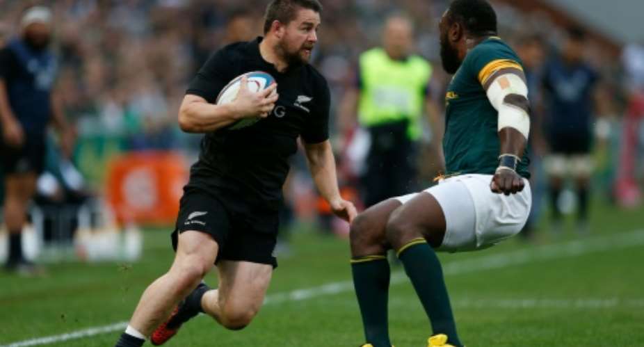 South Africa's Tendai Mtawarira right gets ready to tackle New Zealand's Dane Coles during the match at Kingspark Rugby stadium in Durban on October 8, 2016.  By Gianluigi Guercia AFP