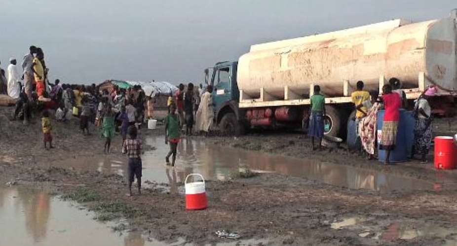 A video grab released by the United Nations Mission in South Sudan UNMISS on April 23, 2014 shows displaced people gathering water at a camp in Bentiu, on April 22, 2014.  By  UNMISSAFP