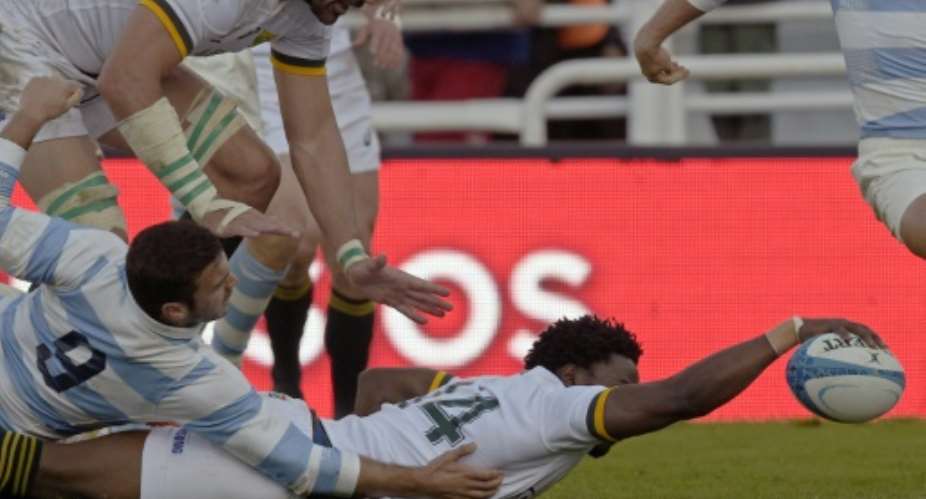 South Africas Lwazi Mvovo (R) dives to score against Argentina during their 2015 Rugby World Cup warm-up match at Jose Amalfitani stadium in Buenos Aires, Argentina on August 15, 2015.  By Juan Mabromata (AFP/File)