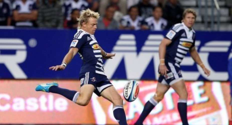 Stormers Joe Pietersen (L) clears the ball as Jean de Villiers supports him.  By Ron Gaunt (AFP/File)