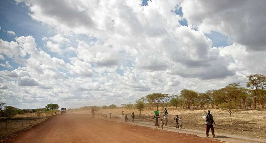 Sudanese people moving south along the road between Abyei and Agok.  By Stuart Price AFPUNMISHOFile