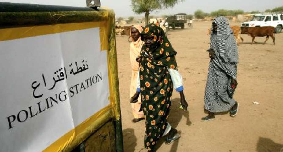 Sudanese women arrive at a polling station to vote in the gubernatorial and legislative elections being held in Kadugli on May 2, 2011.  By Ashraf Shazly AFPFile