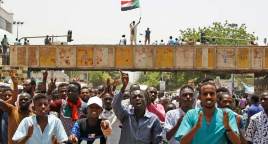 Sudanese chant slogans as they gather during a demonstration outside the army headquarters in Khartoum on May 2, 2019.  By ASHRAF SHAZLY AFP