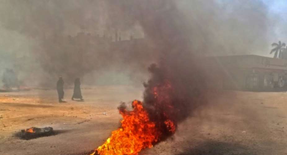 Sudanese demonstrators burn tyres in the capital Khartoum on January 18, 2019 as protests againt the three-decade rule of President Omar al-Bashir intensify.  By - AFP