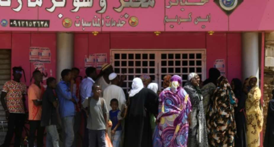 Sudanese have been enduring hours-long queues to buy bread for months as the economy shows few signs of improvement since the ouster of longtime dictator Omar al-Bashir in April last year.  By ASHRAF SHAZLY AFP