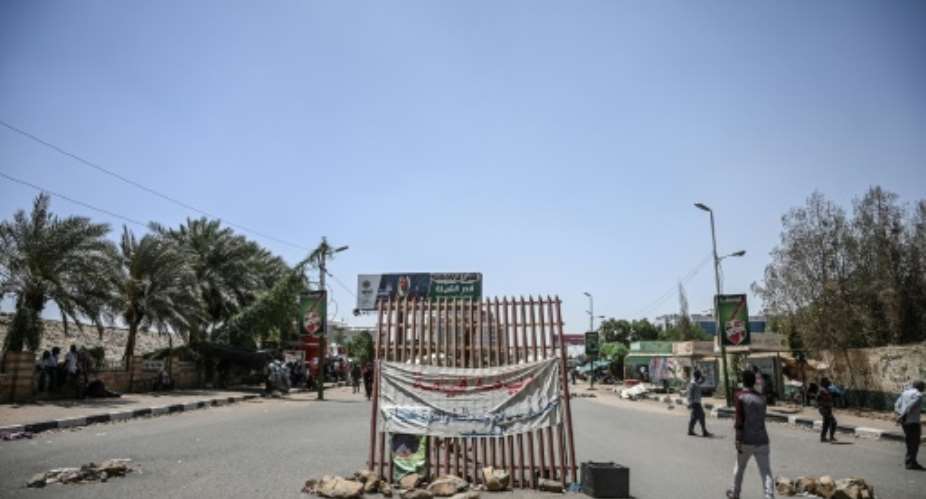 Sudanese protesters are refusing to dismantle checkpoints they have set up on roads leading to the army headquarters.  By OZAN KOSE AFP