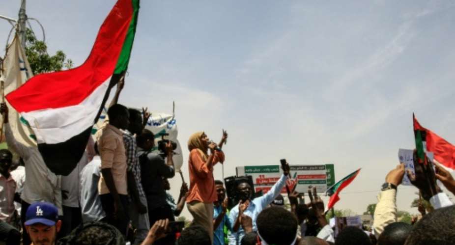 Sudanese protesters chant slogans during a rally outside the army complex in Sudan's capital Khartoum on April 20, 2019.  By Ebrahim Hamid AFP