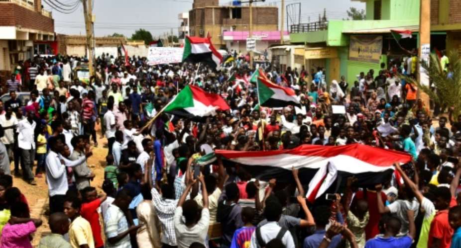 Sudanese protesters march during a demonstration in the capital Khartoum on August 1, 2019.  By Ahmed Mustafa AFP