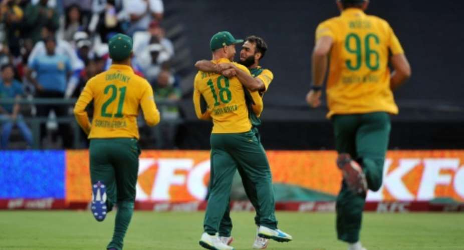 South Africa's Faf du Plessis 2nd L and Imran Tahir 2nd R celebrate after the dismissal of England'ss Moeen Ali unseen during the first Twenty20 T20 international cricket match on February 19, 2016, in Cape Town.  By Rodger Bosch AFP
