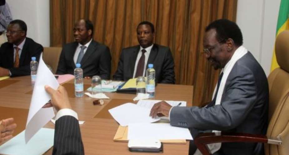 Malian President Dioncounda Traore (R) and negotiators attend a meeting on June 12, 2013 in Bamako.  By Ahmed Ouoba (AFP)
