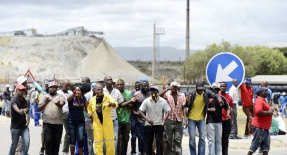 Anglo American Platinum workers down tools outside the Khomanani shaft, on January 16, 2013 in Johannesburg.  By Stephane de Sakutin (AFP/File)