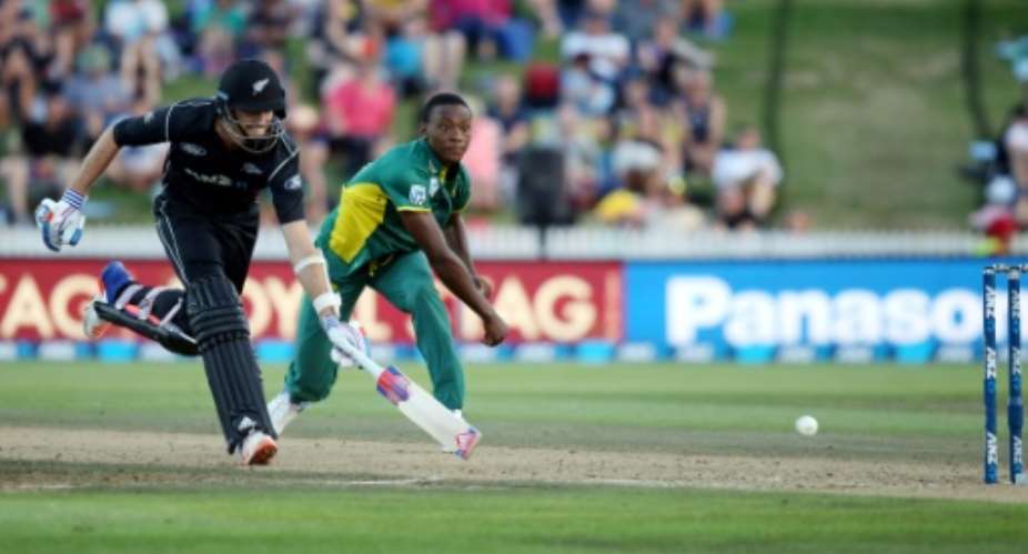 Tim Southee of New Zealand L looks for a run as South Africa's Kagiso Rabada tries to run him out during the one-day international match at Seddon Park in Hamilton on February 19, 2017.  By MICHAEL BRADLEY AFP