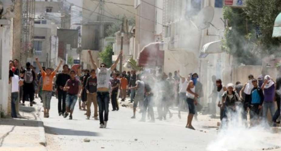 Police clash with radical Islamists in Ettadhamen, west of Tunis, on May 19, 2013.  By Khalil AFP
