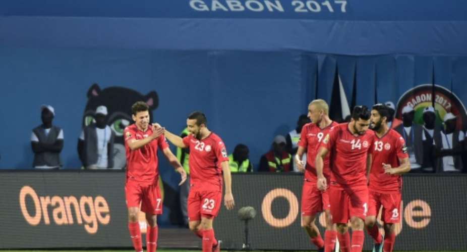 Tunisia's midfielder Naim Sliti C celebrates with teammates after scoring a goal during the 2017 Africa Cup of Nations group B football match between Algeria and Tunisia in Franceville on January 19, 2017.  By KHALED DESOUKI AFP