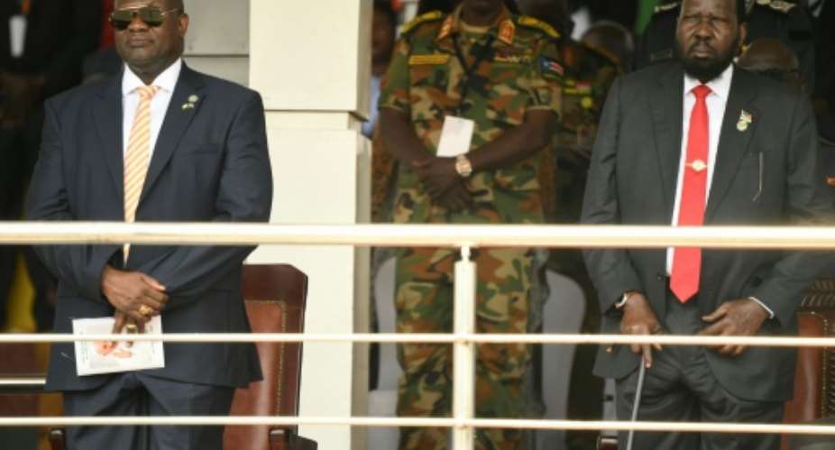 Vice President of South Sudan Riek Machar (L) and President of South Sudan Salva Kiir (R) hold a fragile 2018 power-sharing agreement.  By SIMON MAINA (AFP/File)