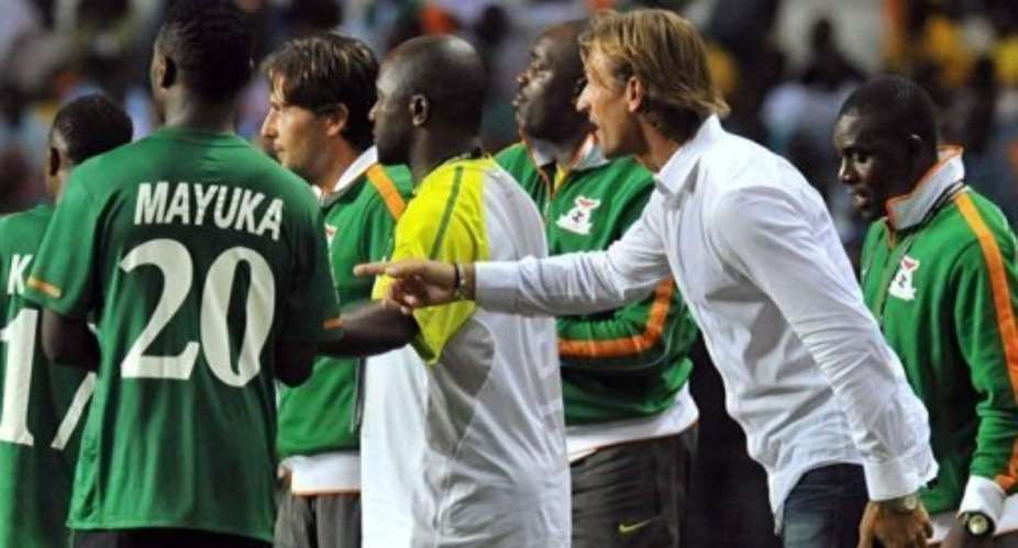 Zambia's coach Herve Renard R speaks to his players.  By Issouf Sanogo AFP