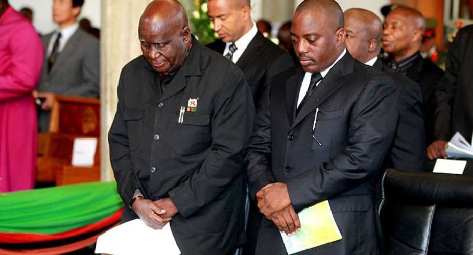 Democratic Republic of Congo President Joseph Kabila (R) and former Zambian president Kenneth Kaunda (L) at the service.  By Thomas Nsama (AFP)