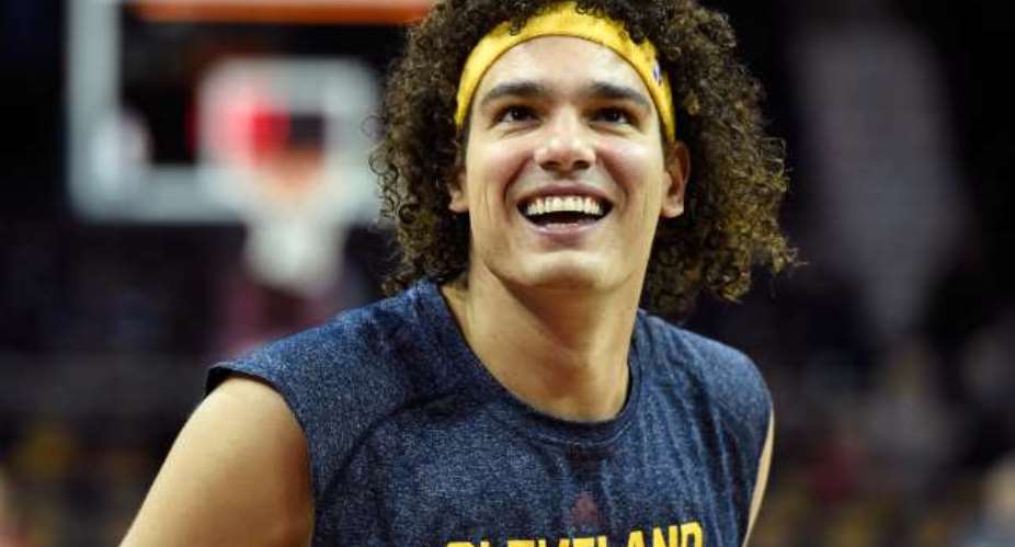Anderson Varejao commits to Cleveland Cavaliers
