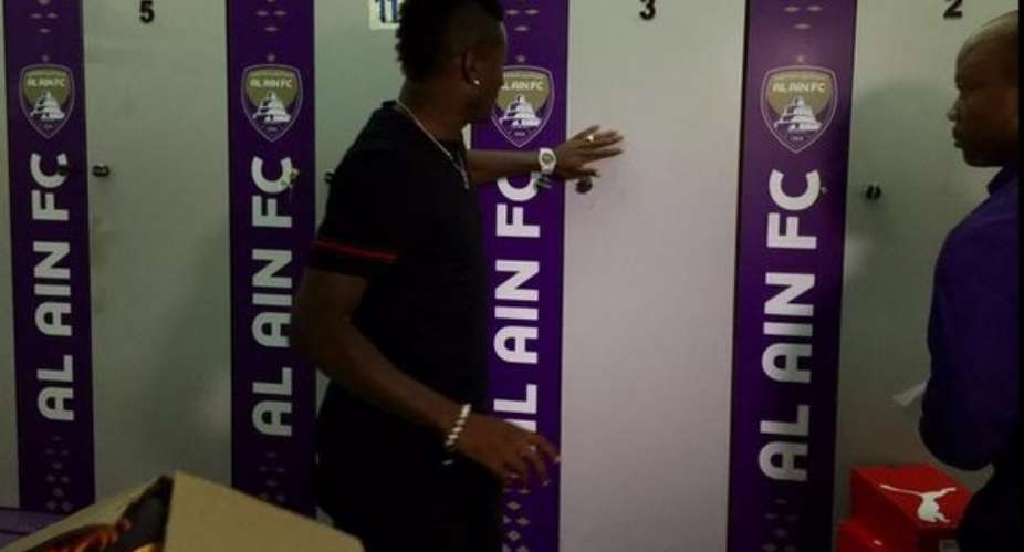 Asamoah Gyan clearing his locker