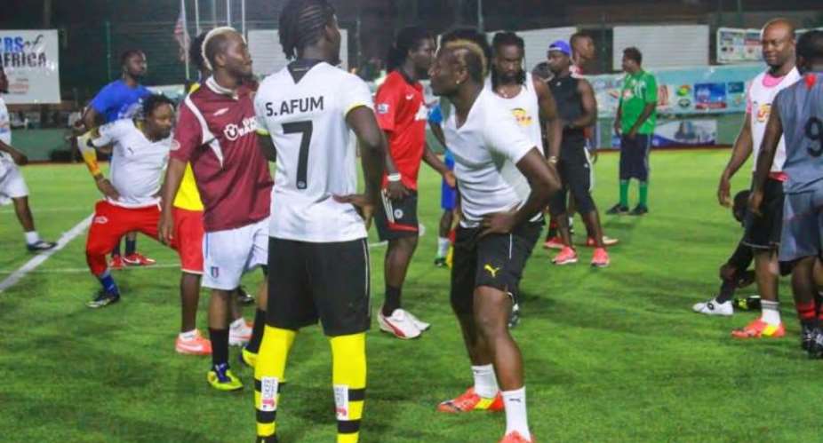 Asamoah Gyan in training with the Ghanaian celebrities