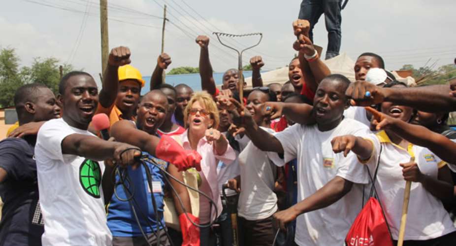 Barbara Pyle in a group photograph with members of the Planeteers Movement of Ghana after the cleanup exercise
