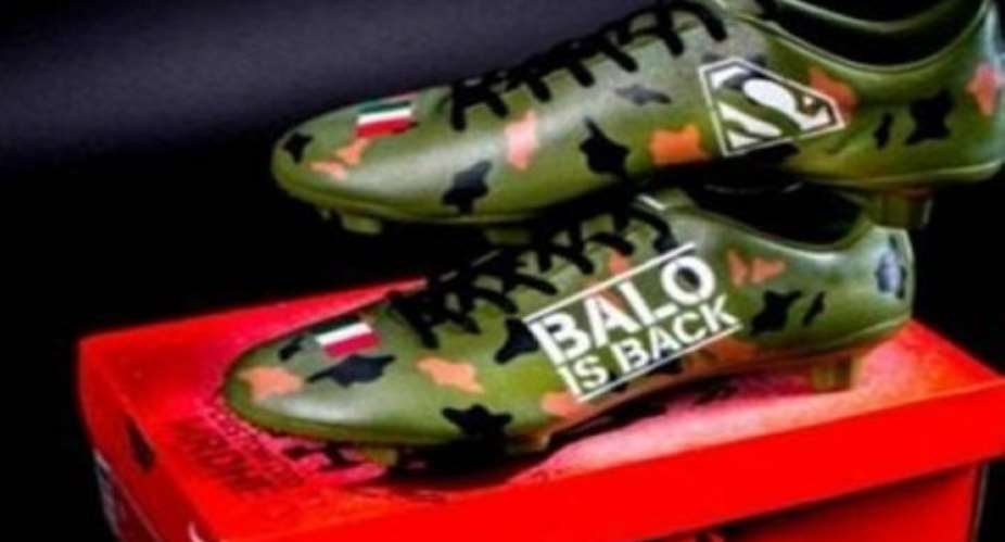 Pictures : Balotellis new boots engraved with his name