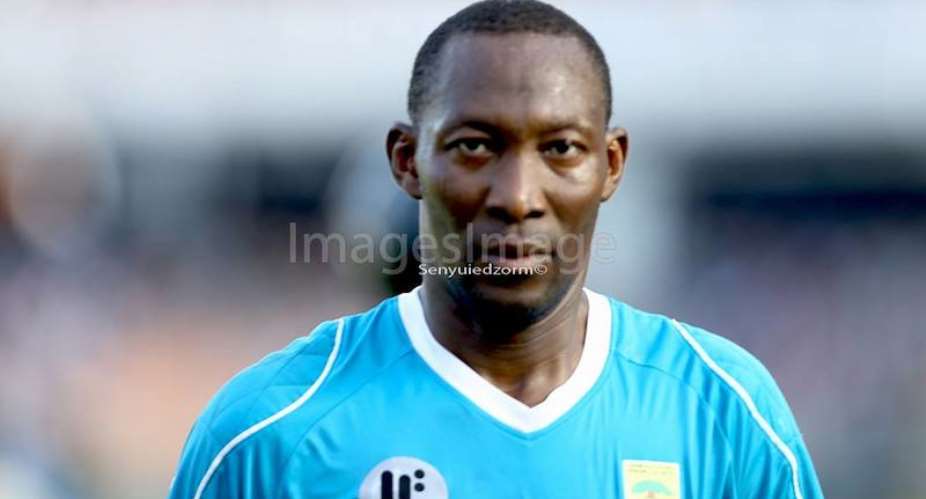 AshGold goalie Fatau Dauda leaps to the defence of 'calamity' Abdoulaye Soulama