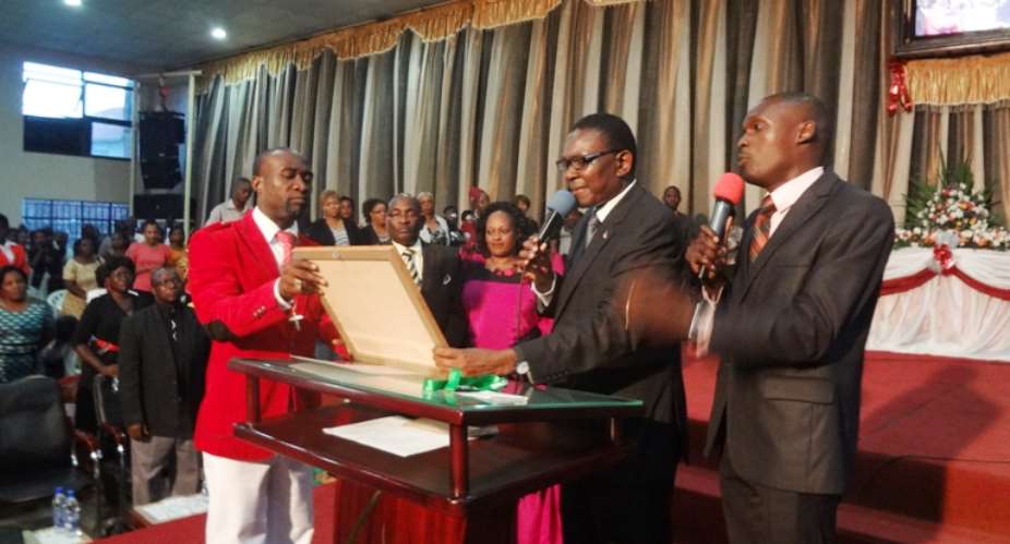 Ecclesiastical Bishops And Leaders Honour Uganda's Musevini   Others