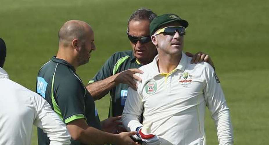 Cricket: Australia wicketkeeper Brad Haddin vows to play on after hurting shoulder