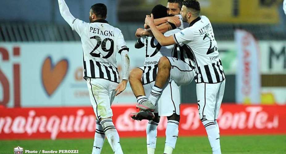 Bright Addae congratulated by Ascoli team-mates for scoring the second goal against Spezia. Photo Sandro Perozzi, 27-12-2015 Ascoli Piceno, Stadio Cino E Lillo Del Duca