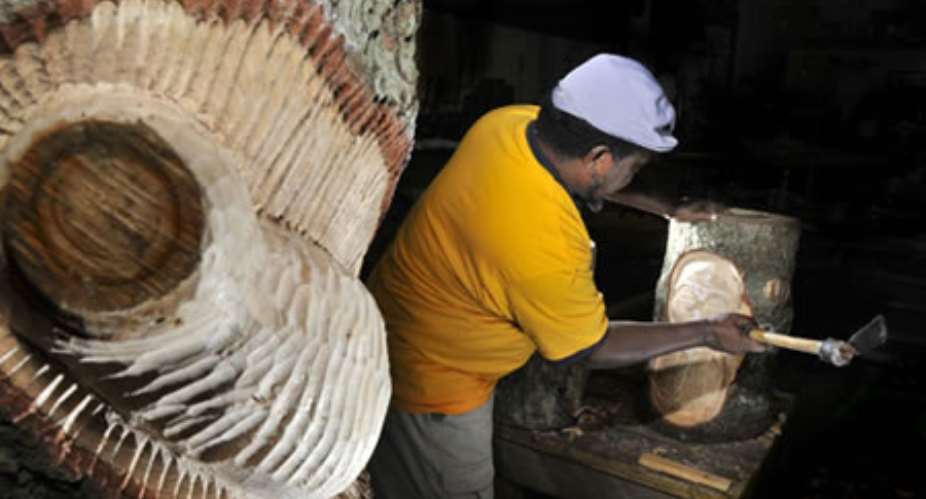 Ghanaian artist leads classes in traditional carving in Kenya
