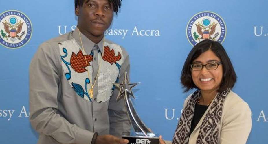 Stonebwoy presents BET award to American Embassy