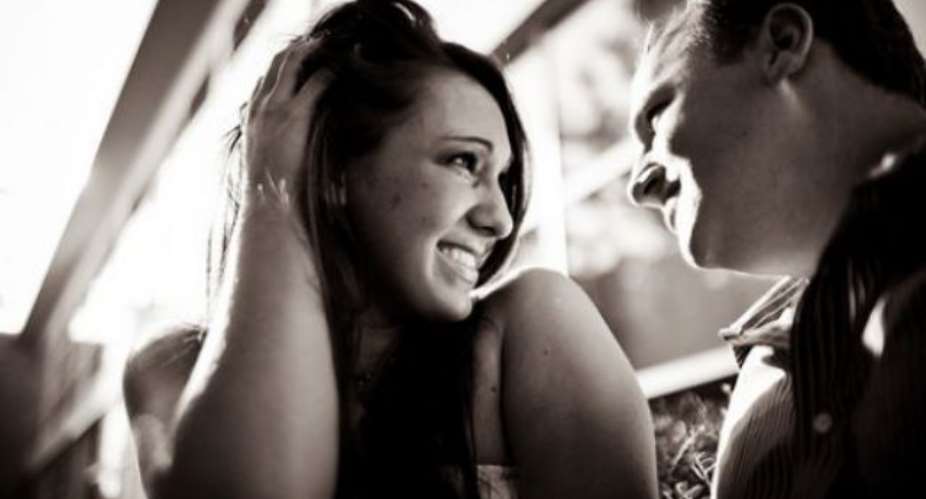 How to Tell if a Guy Likes you - Five Signs Hes Interested