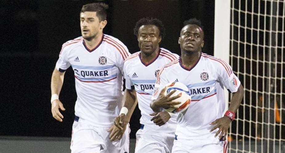 David Accam wheels back to the center-spot with his team-mates after pulling a goal back