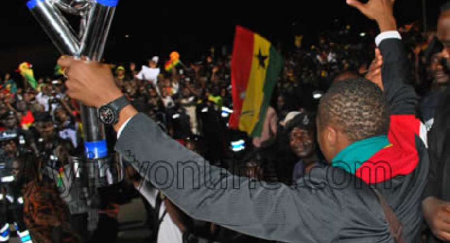 Skipper Andre Dede Ayew lifts high the World Youth Championship trophy in front of the cheering crowd at the Kotoka International Airport.