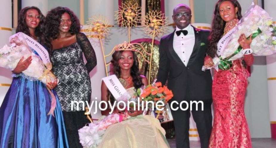 Naa Okailey Shooter, Miss Ghana 2012 flanked by runners-up, and MCs for the night. Photo: David Andoh