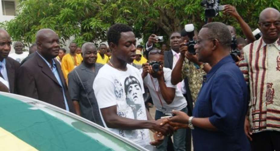 PRESIDENT MILLS PRESENTING THE CAR KEYS OF TOYOTA COROLLA TO DANIEL ADDO, ACTING CAPTAIN OF THE BLACK SATELLLITES.
