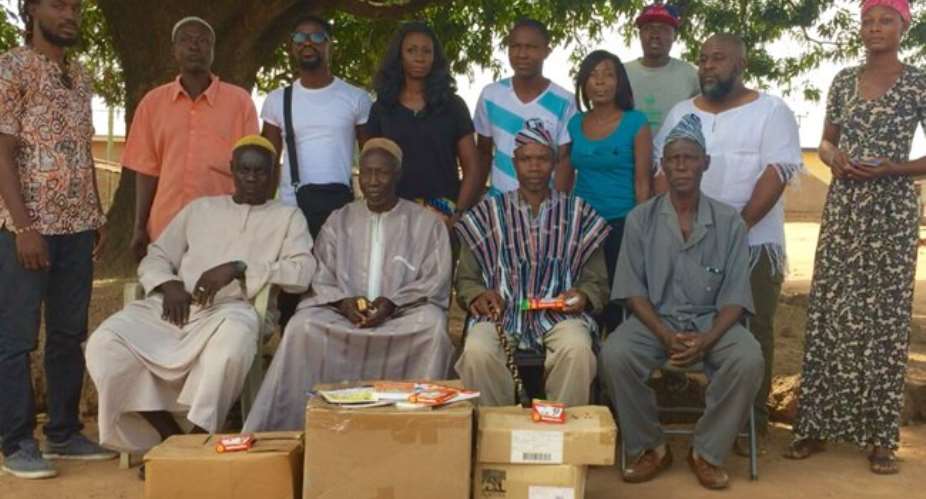 Doreen Andoh takes book farm project to Babato; donates books to kids