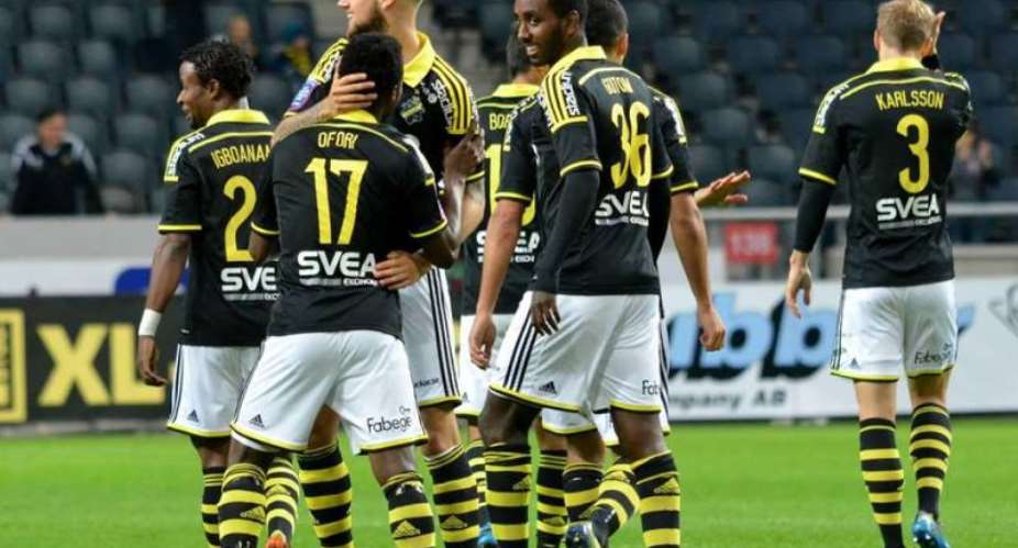 Ebenezer Ofori celebrates a goal with AIK team-mates