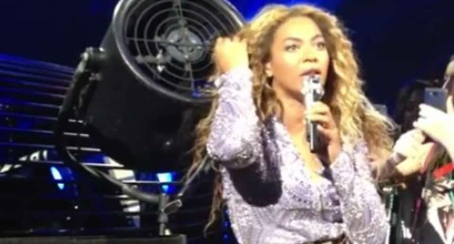 Beyonce gets hair caught in concert fan