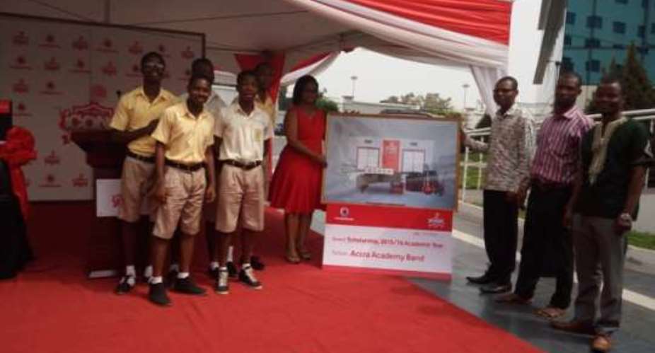 Vodafone Ghana presents Icons award to Accra Academy