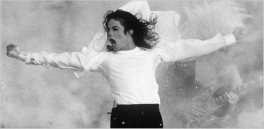 A Los Angeles fire official told CNN that paramedics arrived at Michael Jackson s home after a 911 call.