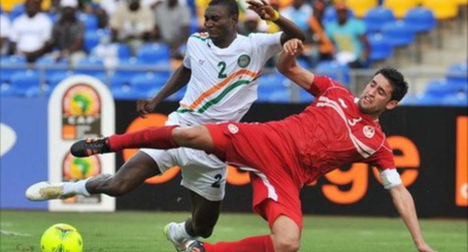 Nigers Moussa Maazou (in white) caused the Tunisian defence no end of problems, but the 2004 champions had the last laugh with Jemaas late winner (Pix: Courtesy BBC)